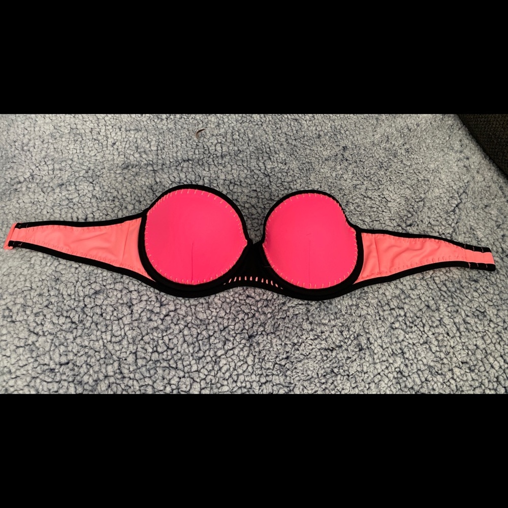 NWOT Victoria’s Secret Swim Top 32 D